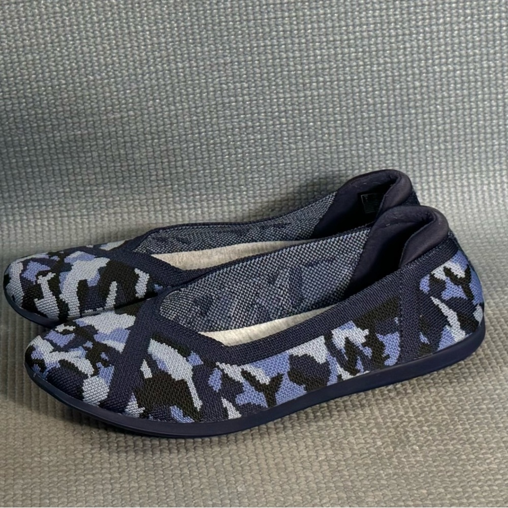 Clarks Cloudsteppers Carly Wish Washable‎ Knit Slip-ons Blue Camo Flats Size 8.5